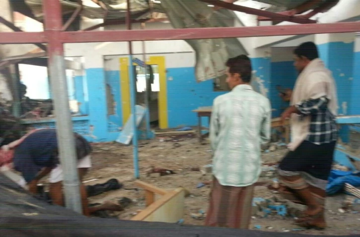 Photo fournie par Médecins sans frontières (MSF) montrant les dégâts dans un hôpital touché par un raid aérien dans la ville d'Abs au Yémen, le 15 août 2016