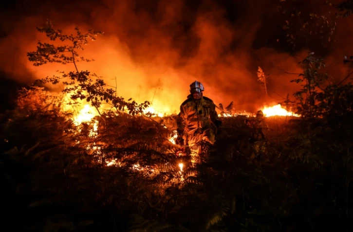 Un pompier allume un contre-feu près de Louchats en Gironde, le 17 juillet 2022.