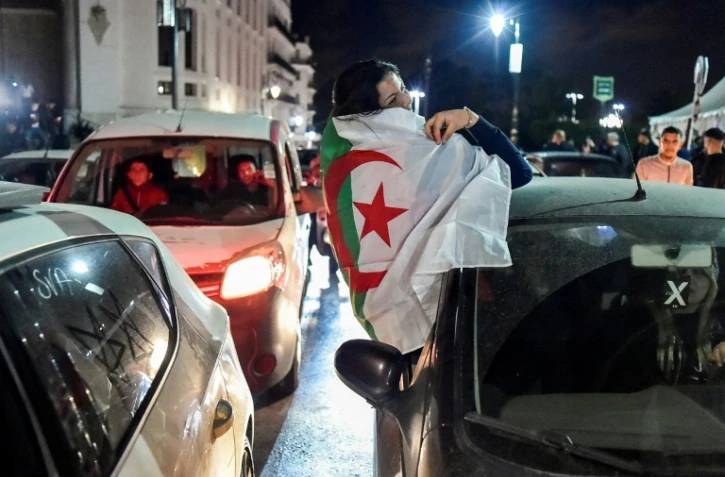 Des Algériens manifestent leur joie dans les rues d'Alger le 11 mars 2019 après l'annonce par le président Abdelaziz Bouteflika qu'il renonce à un 5e mandat