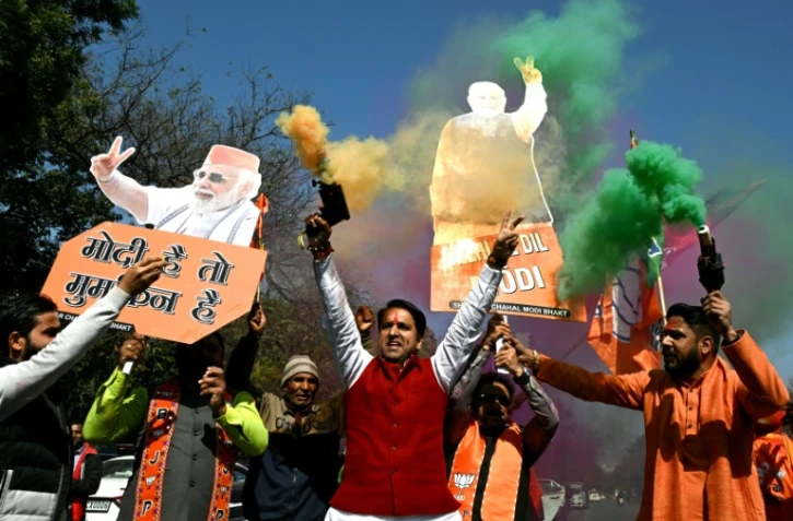 Des partisans du Bharatiya Janata (BJP), formation nationaliste hindoue au pouvoir en Inde, célèbrent la victoire devant le siège du parti à New Delhi, le 8 février 2025 