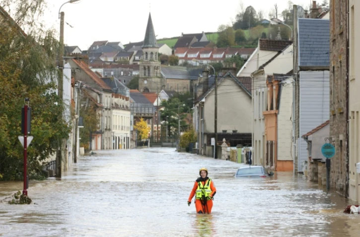 Un pompier dans une rue inondée d'Isques, près de Boulogne-sur-Mer, le 7 novembre 2023