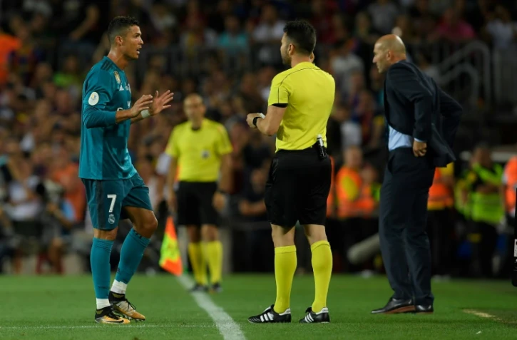 L'attaquant du Real Madrid Ronaldo (g) quitte le terrain après un second carton jaune en match aller de Supercoupe d'Espagne, le 13 août 2017