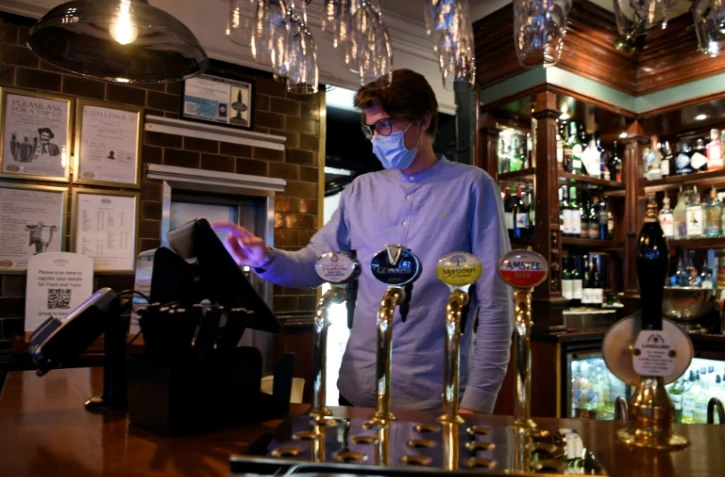 Un serveur dans un bar de Mayfair à Londres le 3 novembre 2020, avant le confinement qui entre en vigueur jeudi