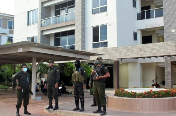 Des policiers montent la garde devant le domicile de l'ex-présidente par intérim de Bolivie Jeannine Anez à Trinidad (Bolivie), le 12 mars 2021