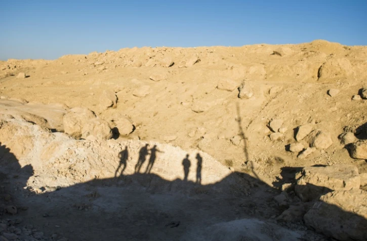 Des soldats irakiens sur un site suspecté d'abriter un charnier de l'Etat islamique, le 19 novembre 2016 dans le village de Tall Adh-Dhahab, à dix kilomètres au sud de Mossoul