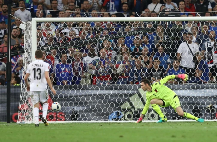 Le gardien albanais Etrit Berisha regarde le ballon entrer dans ses filets après un coup de tête d'Antoine Griezmann, lors du match entre la France et l'Albanie, comptant pour le premier tour de l'Euro, à Marseille, le 15 juin 2016