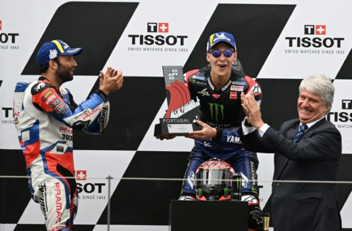 Le Français Fabio Quartararo célèbre sa victoire dans le Grand Prix MotoGP du Portugal, applaudi par son dauphin et compatriote Johann Zarco, le 24 avril 2022 sur le Circuit International d'Algare à Portima
