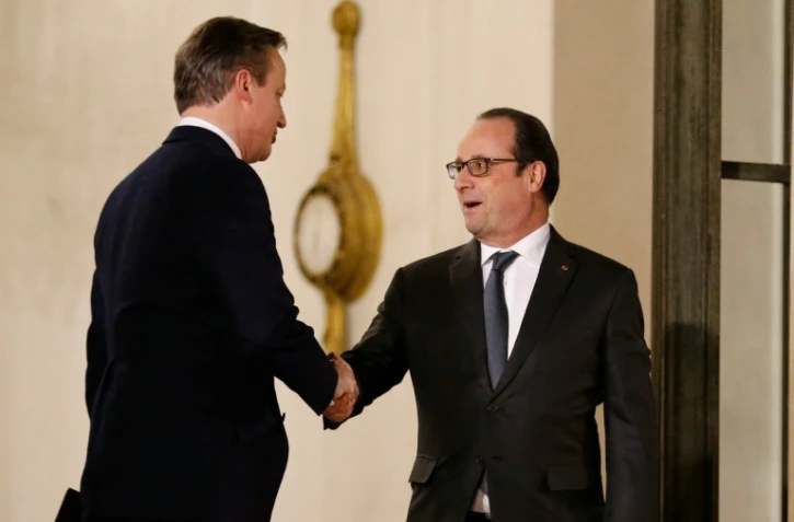 Hollande (D) et Cameron après leur réunion à l'Elysée le 15 février 2016 à Paris
