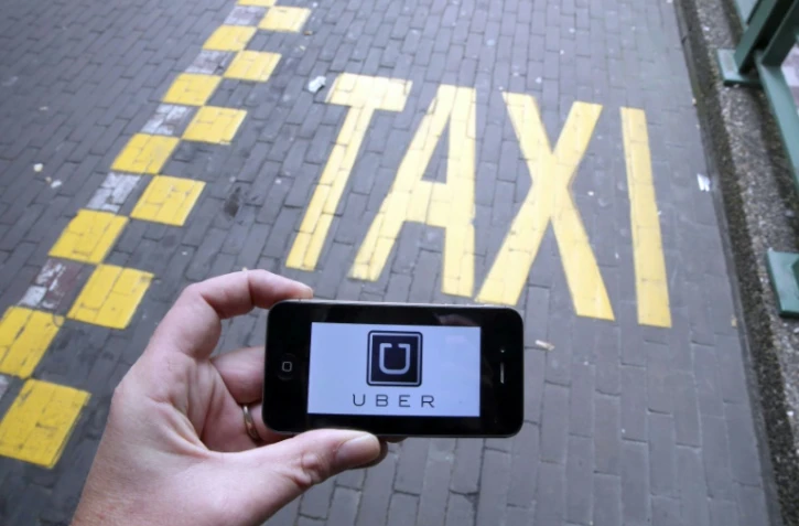 Logo de Uber sur un smartphone à Bruxelles, le 13 septembre 2015