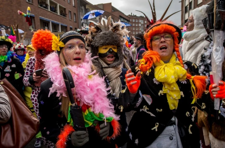 Des fêtards prennent part au carnaval de Dunkerque, dans le nord de la France, le 7 février 2016