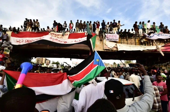 Des manifestants soudanais réunis devant le QG de l'armée à Khartoum, le 14 avril 2019