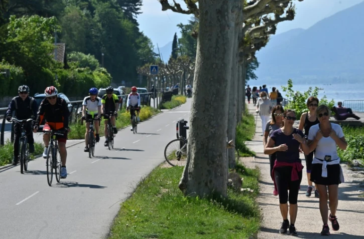Cyclisme et jogging le long d'une rive du lac d'Annecy (Haute-Savoie), le 17 mai 2020 