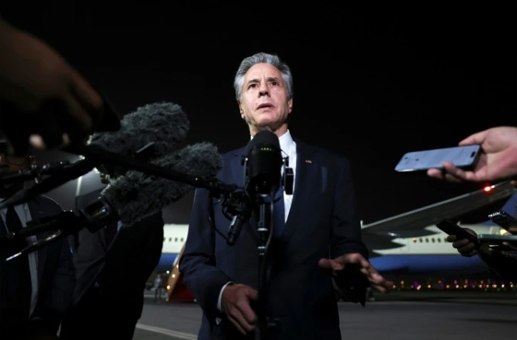 Le secrétaire d'Etat américain Antony Blinken s'adresse aux journalistes sur le tarmac de l'aéroport de Doha, le 20 août 2024