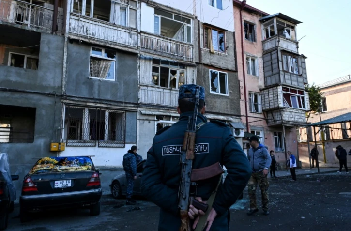 Un immeuble à Stepanakert touché par des tirs, le 3 octobre 2020