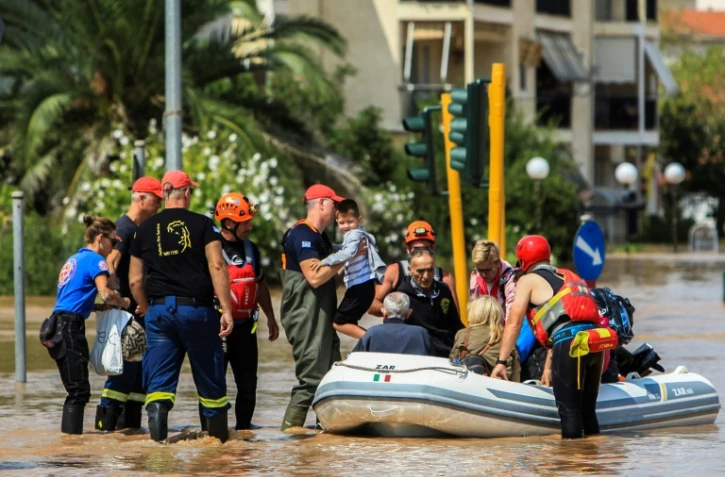 Des pompiers évacuent des habitants d'une zone inondée à Larissa, le 9 septembre 2023 en Grèce