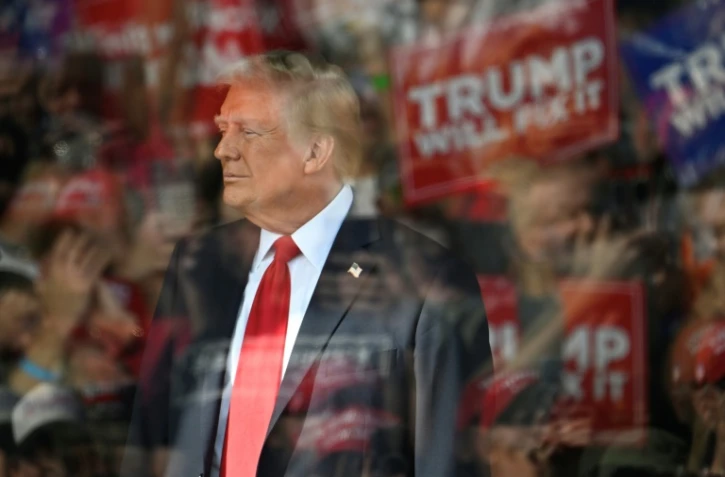 Donald Trump derrière des vitres pare-balles lors d'un meeting à Gastonia, en Caroline du Nord, le 2 novembre 2024