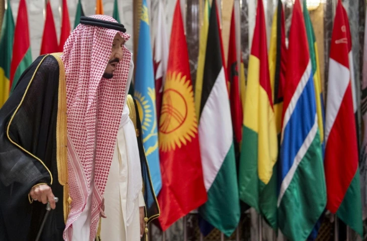 Le roi Salmane d'Arabie saoudite devant les drapeaux des pays membres de l'OCI, le 1er juin 2019 à La Mecque