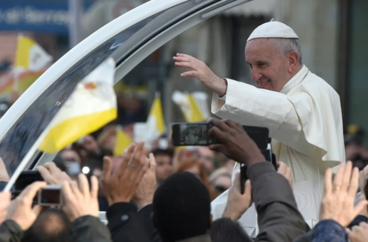 Le pape François acclamé par les fidèles le 10 novembre 2015 à Prato