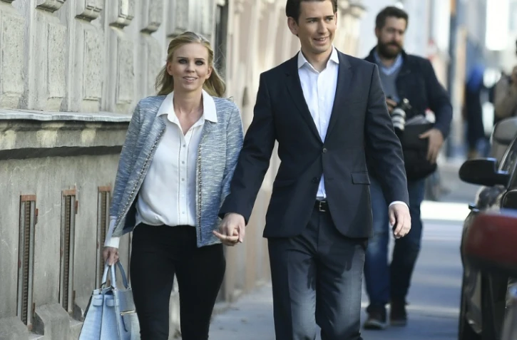 Sebastian Kurz, ministre des Affaires étrangères et chef du parti chrétien-démocrate ÖVP et sa compagne Susanne Thier s'apprêtent à voter à Vienne, le 15 octobre 2017