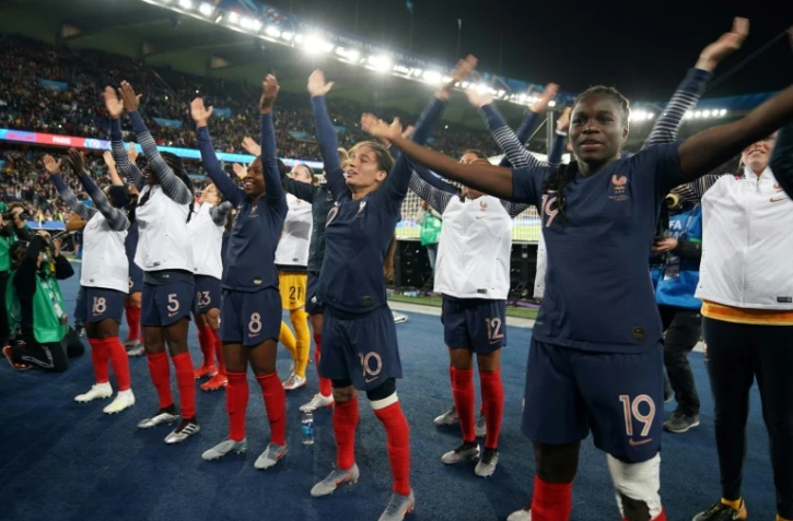 Les joueuses de l'équipe de France saluent leur public à l'issue de leur victoire sur les Sud-Coréennes en ouverture du Mondial, au Parc des Princes, le 7 juin 2019 