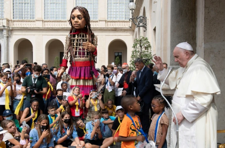 Photo publiée et prise le 10 septembre 2021 par les services du Vatican montrant le pape François lors d'une rencontre avec des enfants ayant participé à une marche de l'hospitalité à l'occasion de la journée mondiale des migrants et des réfugiés, au Vatican