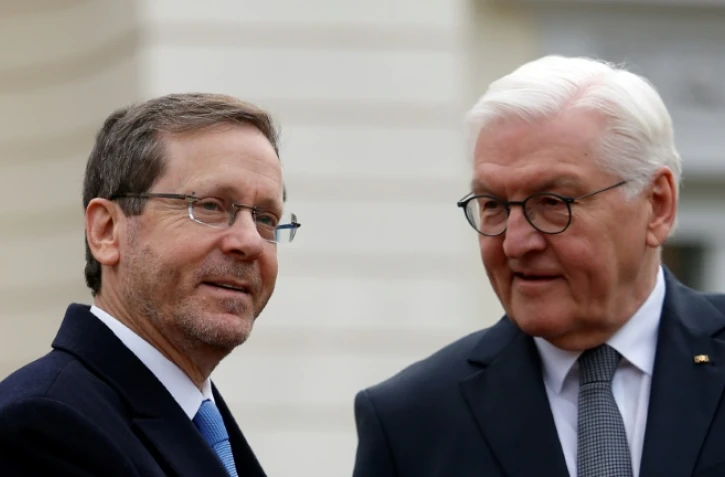 Le président allemand Frank-Walter Steinmeier (d) accueille son homologue israélien Isaac Herzog au palais présidentiel de Bellevue, à Berlin, le 16 février 2024