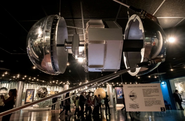 Une réplique du premier satellite artificiel Spoutnik, lancé le 4 octobre 1957 par l'URSS, exposée au Musée de l'Exploration spatiale, le 3 octobre 2017 à Moscou