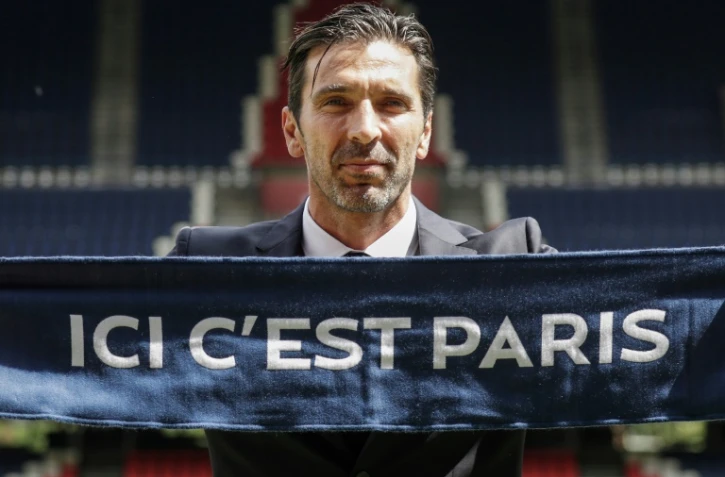 Le gardien de but italien Gianluigi Buffon recruté par le Paris SG sur la pelouse du Parc des Princes le 9 juillet 2018