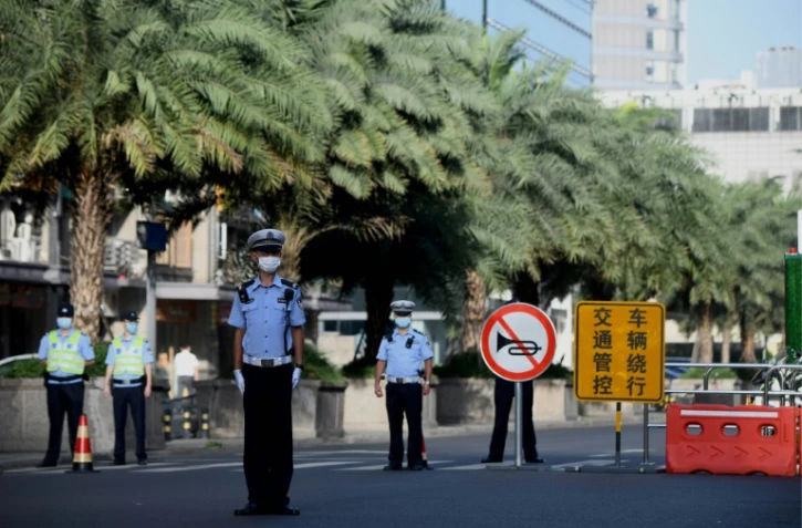 Des policiers bloquent la route menant au consulat des États-Unis à Chengdu, dans la province du Sichuan, dans le sud-ouest de la Chine, le 27 juillet 2020