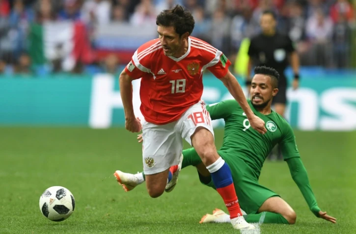 Le Russe Yury Zhirkov (g) face au Saoudien Hatan Babhir en ouverture du Mondial, le 14 juin 2018 à Moscou