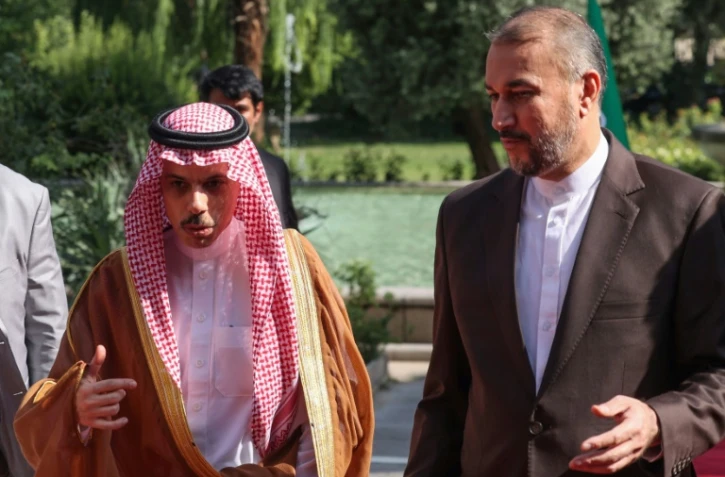 Le ministre iranien des Affaires étrangères Hossein Amir-Abdollahian (d) accueille son homologue saoudien Faisal bin Farhan à Téhéran, le 17 juin 2023