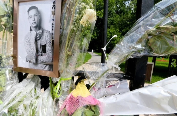 Un portrait du jeune Kévin et des fleurs au portail du parc du bois des Soeurs à Mourmelon, dans la Marne, le 7 juin 2018