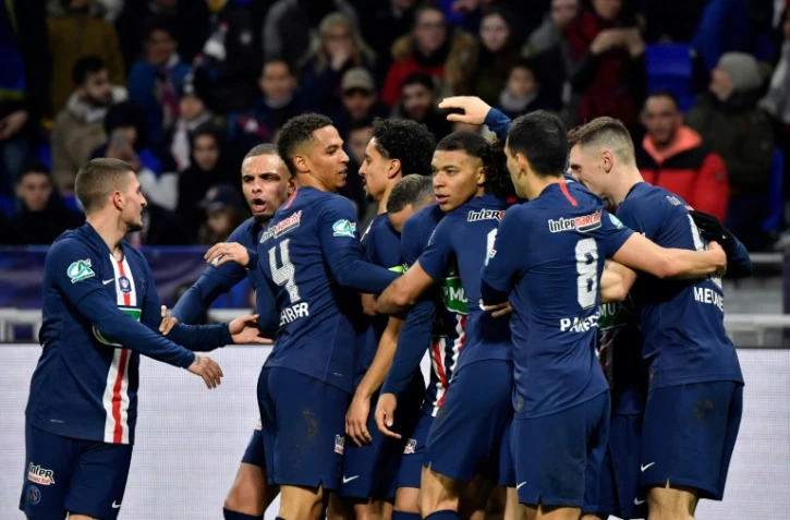 L'attaquant parisien Kylian Mbappé (c) félicité par ses partenaires après un but en demi-finale de la Coupe de France face à Lyon, à Décines-Charpieu, le 4 mars 2020