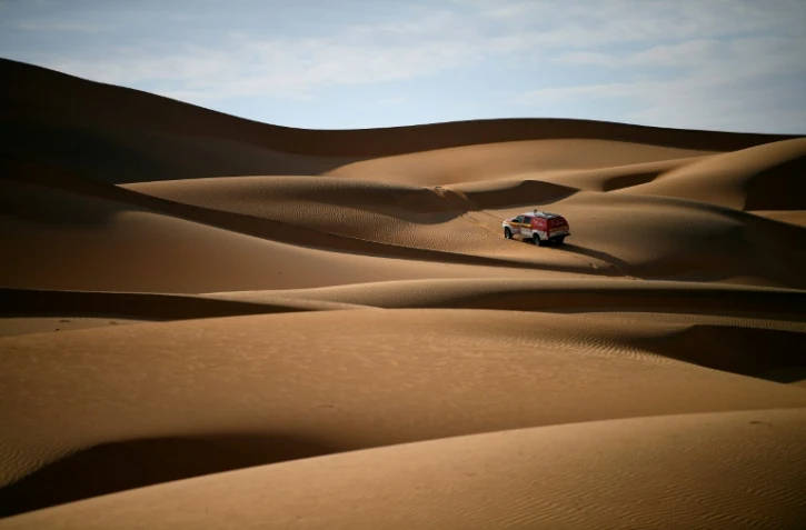 Le responsable du road book Pablo Eli et le coordinateur Edo Mossi lors des reconnaissances, près de Ryad en Arabie saoudite, pour le prochain Dakar, le 18 octobre 2019