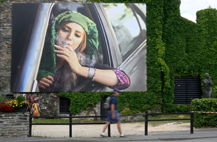 Une photo de la photographe afghane Fatimah Hossaini est exposée le 3 juin 2022 à La Gacilly (Morbihan) dans le cadre de la 19e édition du festival photo en plein air de la commune 