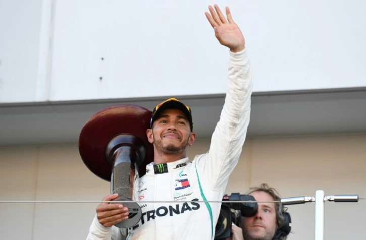 Le Britannique Lewis Hamilton salue sur le podium les supporteurs après sa victoire au GP du Japon de F1, le 7 octobre 2018 sur le circuit de Suzuka