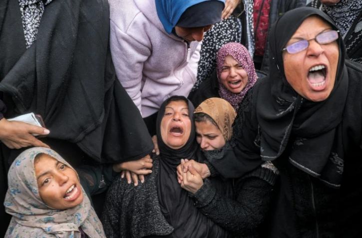 Des femmes pleurent la disparition de proches, le 5 janvier 2025 à Deir el-Balah, dans le centre de la bande de Gaza