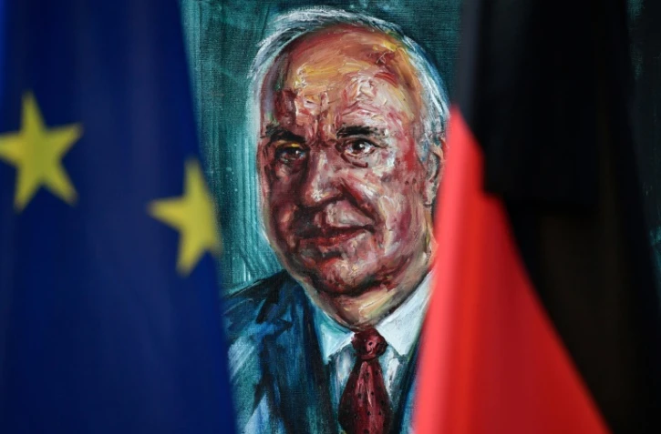 Un portrait de l'ancien chancelier allemand Helmut Kohl, encadré des drapeaux européen et allemand, le 18 juin 2017 à Berlin