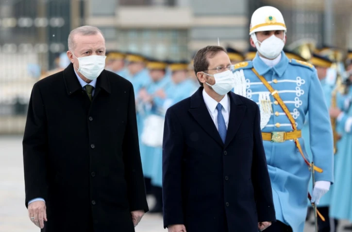 Le président turc Recep Tayyip Erdogan (g) accueille son homologue israélien Isaac Herzog (c) lors d'une cérémonie officielle au complexe présidentiel à Ankara, le 9 mars 2022