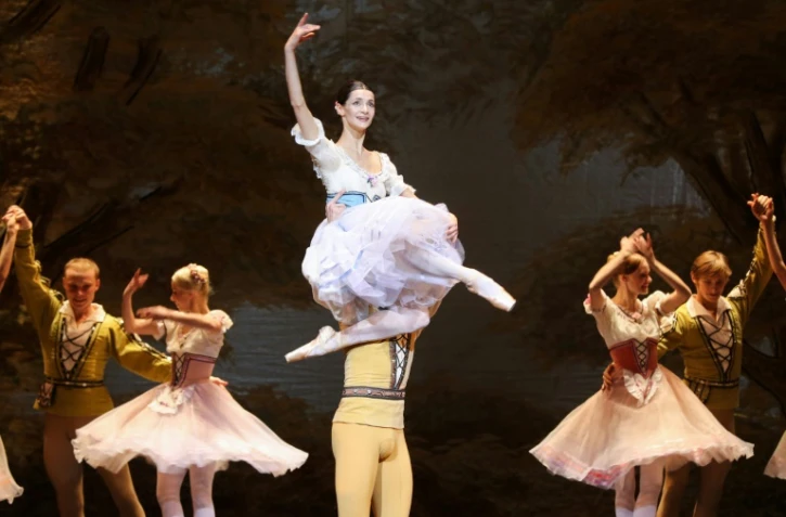 Les danseurs du Ballet  Stanislavski sur scène dans une représentation de Giselle, le 4 décembre 2019, au Palais des Festivales à Cannes
