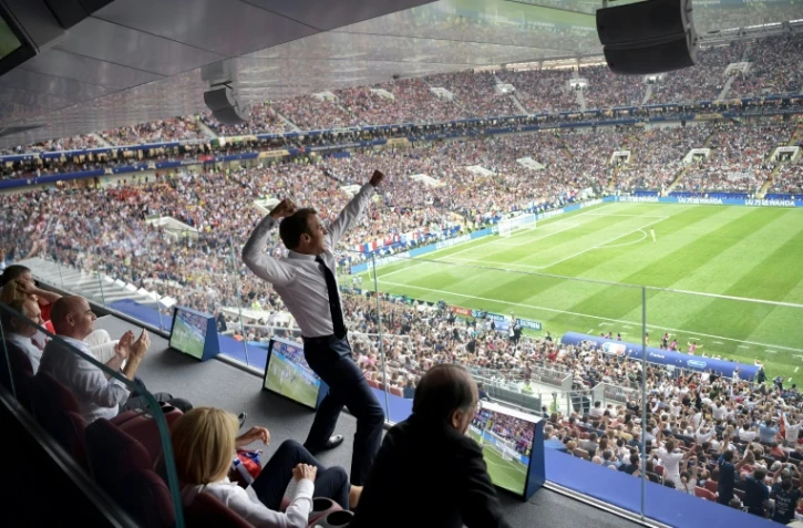 Le président français Emmanuel Macron exulte après un but lors de la finale du Mondial contre la Croatie, le 15 juillet 2018 à Moscou