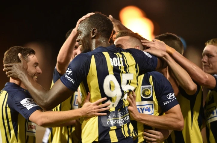 Usain Bolt félicité par ses coéquipiers après l'un de ses deux buts avec les Central Coast Mariners contre South West United, le 12 octobre 2018