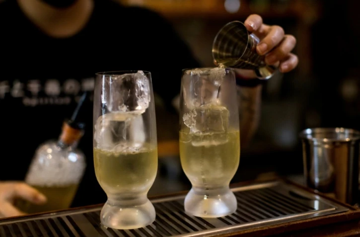 Un serveur prépare des "mocktails" à base de kratom au bar Teens of Thailand de Bangkok, le 9 octobre 2021 