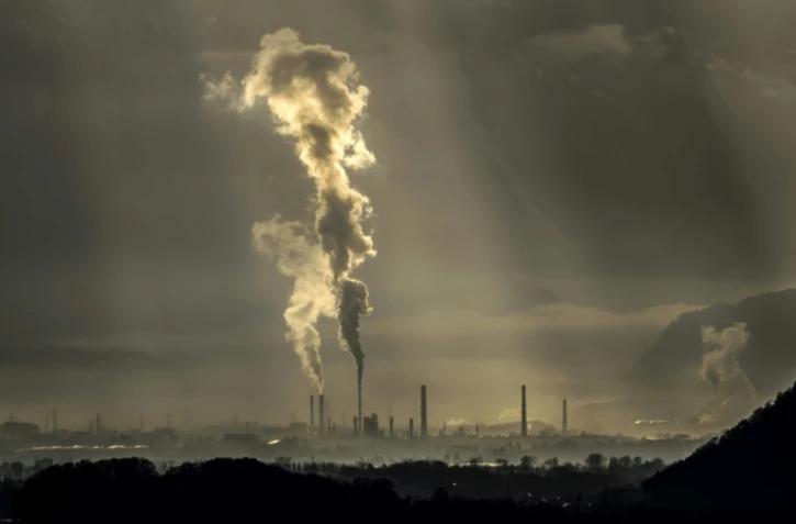 Des fumées de cheminées d'usine en Suisse le 11 décembre 2014