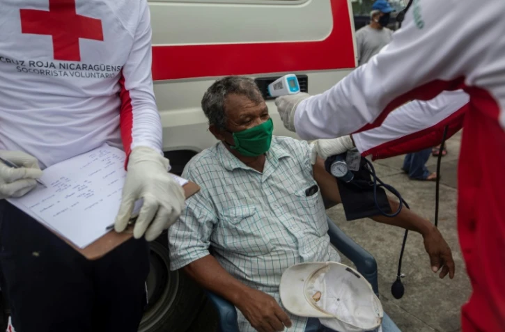 Des membres de la Croix-Rouge du Nicaragua examinent un camionneur pendant une manifestation à Rivas, près de la frontière avec le Costa Rica, le 28 mai 2020