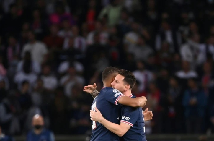 Kylian Mbappé félicite Lionel Messi après l'un de ses buts contre Leipzig lors du match de Ligue des champions remporté à domicile par le Paris SG le 19 octobre 2021