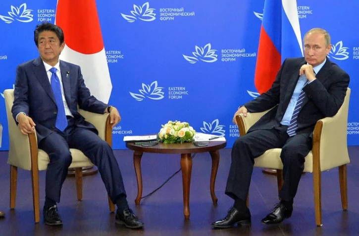 Le président russe Vladimir Poutine (d) rencontre le Premier ministre japonais Shinzo Abe à Vladivostok, en Extrême-Orient russe, le 2 septembre 2016