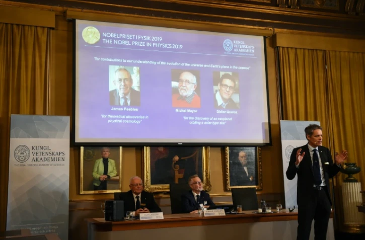 Ulf Danielsson (D), membre du comité Nobel, s'adresse aux médias lors de l'annonce de l'attribution du prix Nobel de physique au Canado-Américain James Peebles et aux Suisses Michel Mayor et Didier Queloz
