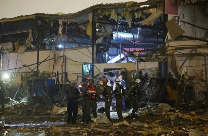 Les forces de sécurité israéliennes et les premiers secours sur le site d’une frappe iranienne qui a touché un quartier résidentiel de Petah Tikva, le 2 avril 2026, en Israël