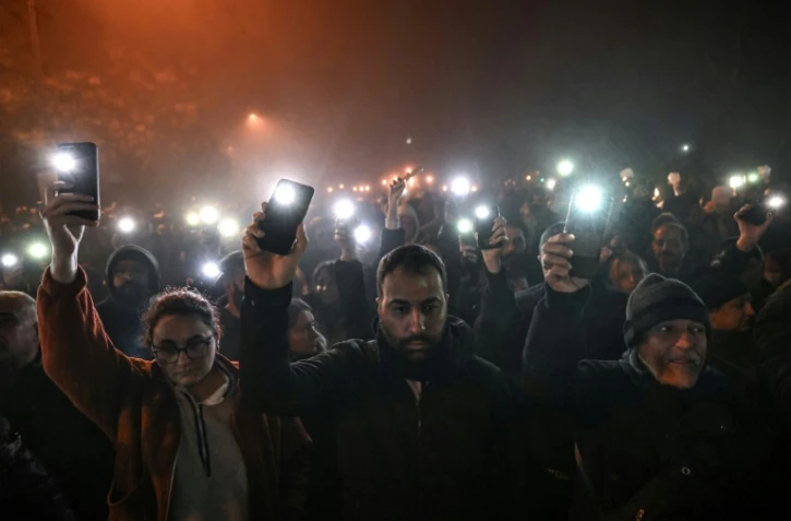 Des personnes participent à une veillée pour marquer le premier anniversaire du tremblement de terre, à Antakya, le 6 février 2024 en Turquie